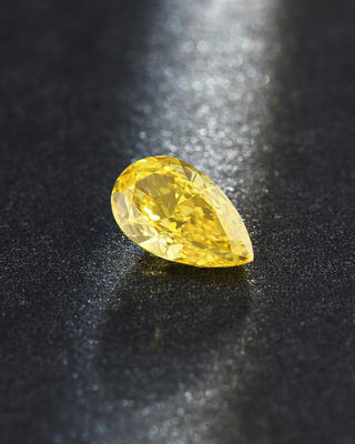 A pera cortou laboratório sintético diamantes que amarelos crescidos IGI certificou
