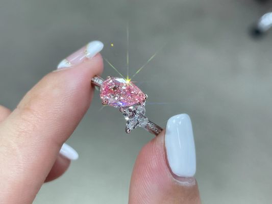 Rosa e Pêra Branca 1,5ct Diamante sintético feito por homem adulto em laboratório