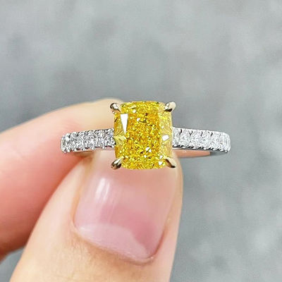 Anel de noivado de diamantes de ouro branco de 18 quilates