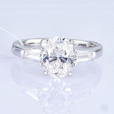 Anel de diamante de 18 carats branco de laboratório crescido 3 pedras Design 1ct+ D VVS2 Design clássico Forma oval