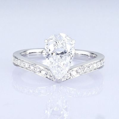 Anel de diamante de 18 quilates em forma de pêra branco de laboratório crescido Princesa de design para presentes para a festa
