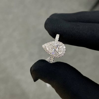 Anel feminina de diamantes brancos de 18k 1.53ct E VS1 Forma de pêra Full Diamond Bezel Set Style